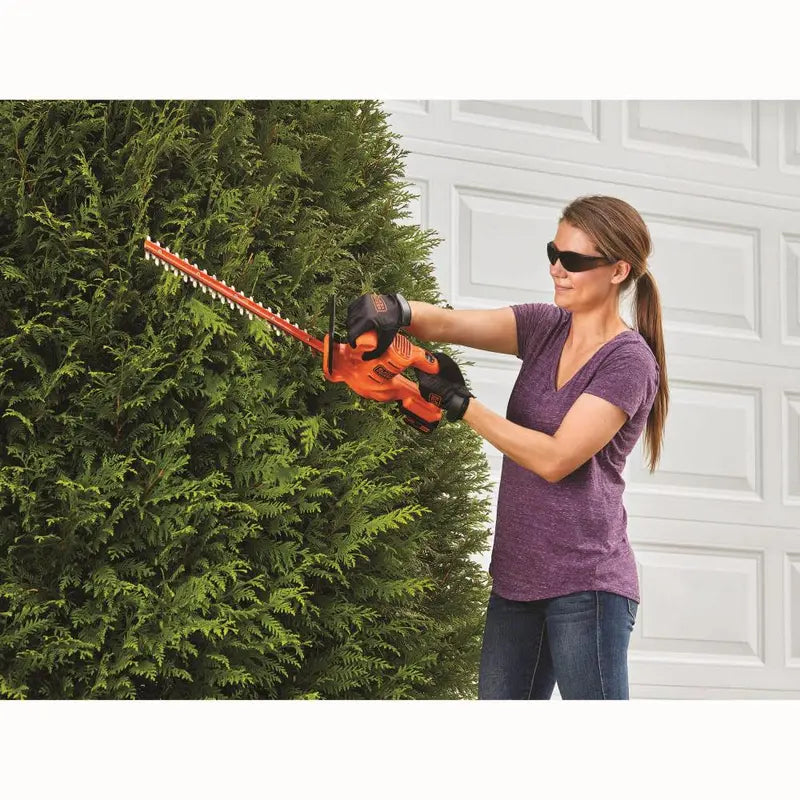 BLACK AND DECKER 20V MAX 18 in Cordless Hedge Trimmer - LHT218C1