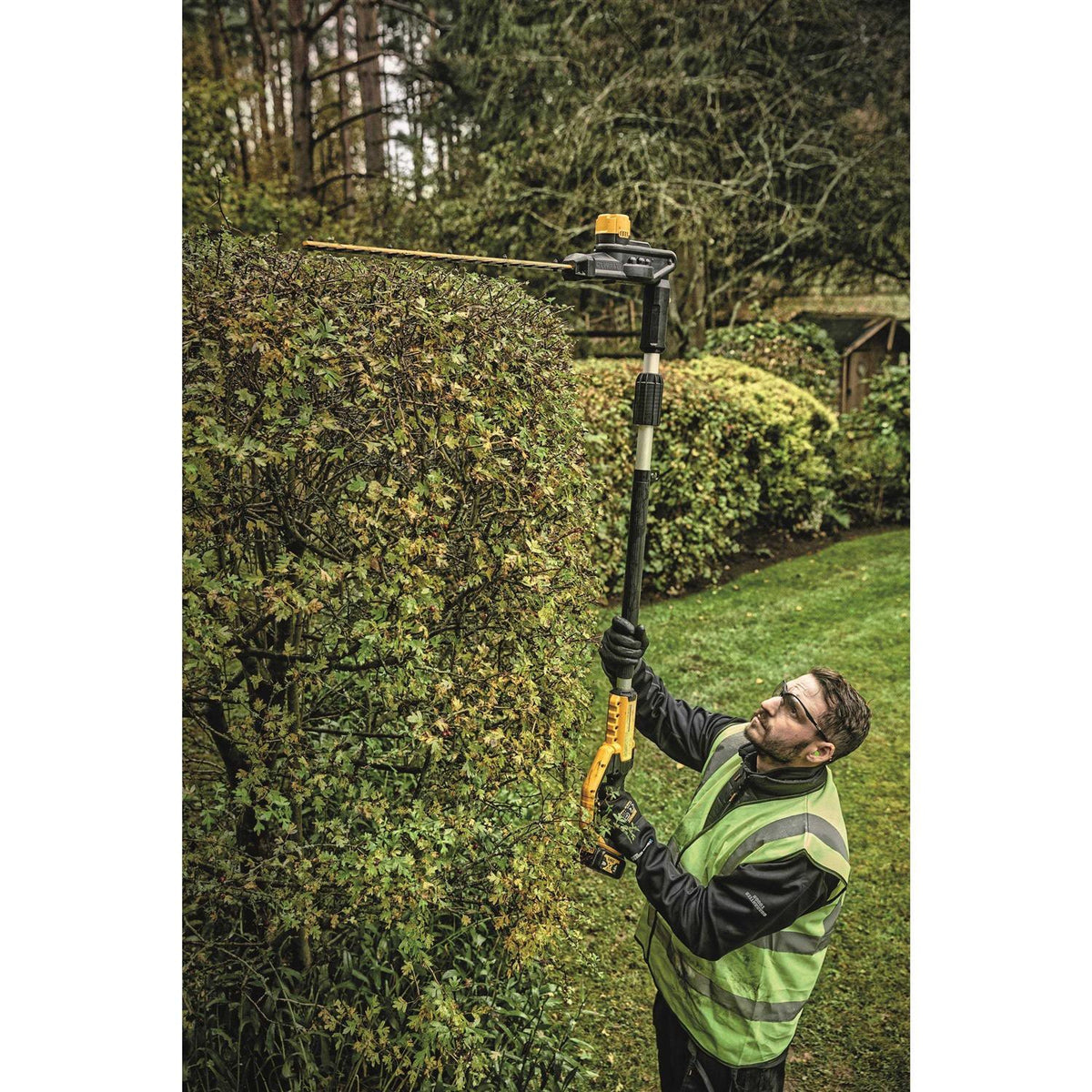 Dewalt 20V MAX Cordless Pole Saw And Pole Hedge Trimmer Combo Kit, 8 in Bar - DCKO86M1 (DCPS620/DCPH820)