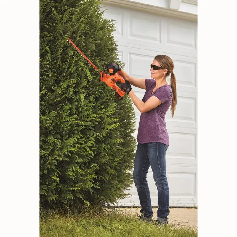 BLACK AND DECKER 20V MAX 18 in Cordless Hedge Trimmer - LHT218C1