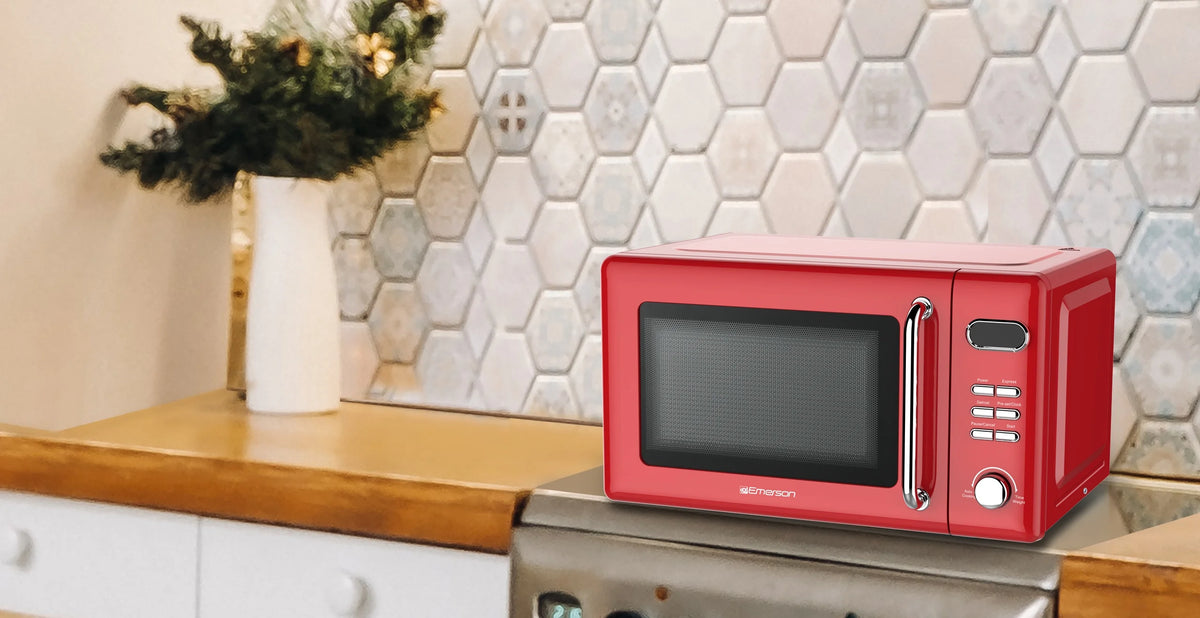 Emerson Countertop Microwave Oven 0.7 Cu Ft 700W Red - MWR7020RD